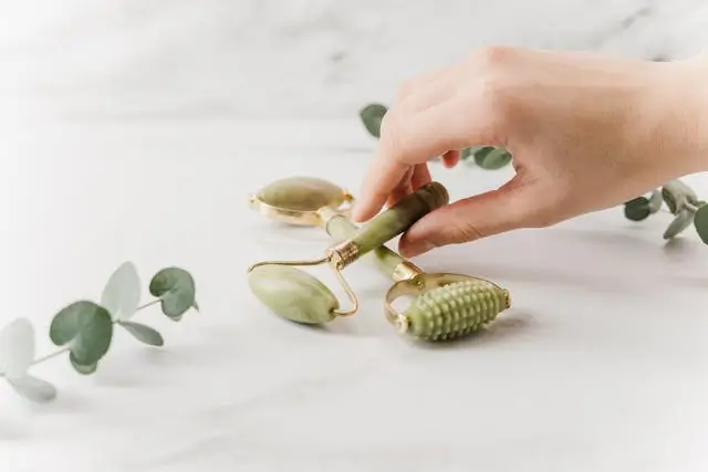 ergonomic-skincare-set-green-jade-roller - Gentle application of jade roller effective in skin health